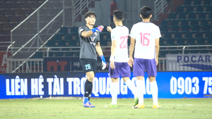 Video: 2 phút thi đấu ngắn ngủi của thủ môn Bùi Tiến Dũng ở trận TP.HCM hòa 1-1 Becamex Bình Dương