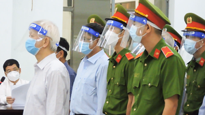 Video: 2 cựu chủ tịch tỉnh và 5 cựu quan chức ở Khánh Hòa hầu tòa vì vi phạm quản lý đất đai