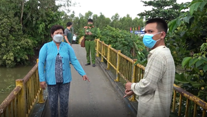 Video: Bắt thanh niên ‘ngáo đá’ dùng dao uy hiếp, cướp xe người phụ nữ bán cá