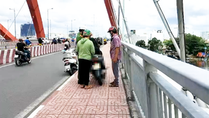 Video: Hai sinh viên hô hoán nhờ người cứu cô gái nhảy xuống sông ở khu vực cầu Bình Lợi