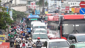 Video: Cầu Ông Dầu ở Thủ Đức ‘sáng kẹt, chiều kẹt’ khiến người dân khổ sở khi qua đây