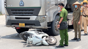 Video: 2 anh em họ đi chơi, gặp nạn trước đầu xe ben ở Bình Dương