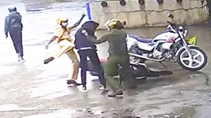 Video: Công an Sóc Trăng xác minh clip hai chiến sĩ 'áo vàng' và 'áo xanh' đánh tới tấp thiếu niên chạy xe