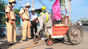 Video: Đội CSGT An Lạc hút đinh, đảm bảo an toàn cho người dân về quê ăn Tết