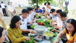 Góc nhìn trưa nay | Cán bộ chiến sĩ gói bánh chưng, mang cả hương vị Tết quê nhà ra đảo