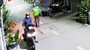 Video: Nam công nhân nhậu tiệc tất niên say quắc cần câu, nằm ngủ luôn ngoài đường, bị trộm xe 55 triệu đồng