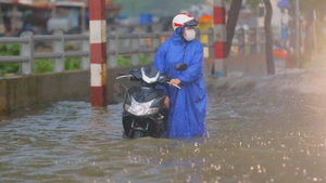 Mưa kết hợp triều cường, TP.HCM ngập nặng, triều cường ở mức cao đến hết 3-10