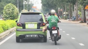 Xôn xao với kiểu cứu hộ nguy hiểm, công an đang truy tìm cả hai tài xế