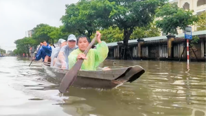 Nhiều tuyến đường thành sông, người dân ở TP Huế đi lại bằng xuồng