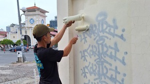 Sơn tên mình lên tường để 'đánh dấu nơi đi qua', nam thanh niên bị phạt 1,5 triệu