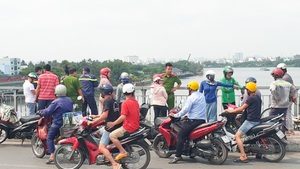 Video: Người đàn ông nhảy cầu Phú Long tự tử