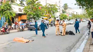 Video: Xe máy nữ sinh ngã xuống đường, bị xe tải chạy ngược chiều tông tử vong ở Thủ Đức