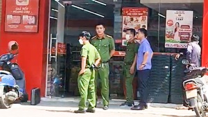 Video: Nữ nhân viên nghi bị chồng cũ đâm chết trong siêu thị mini