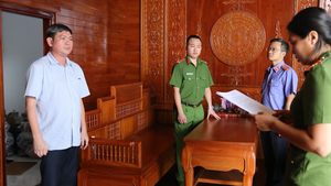 Video: Bắt giám đốc công ty môi trường chôn lén 25.000 tấn chất thải