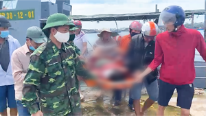 Video: Lốc xoáy, vợ chồng ngư dân rơi xuống biển, đã tìm thấy thi thể người vợ