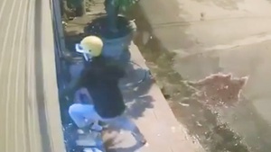 Bị nhắc nhở vì nẹt pô, hai thanh niên đập bể cửa kính nhà dân