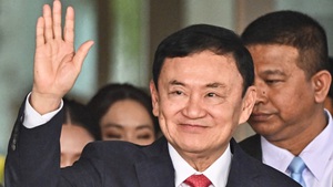 Cựu thủ tướng Thaksin được Vua Thái ân xá, chỉ còn chịu án 1 năm tù