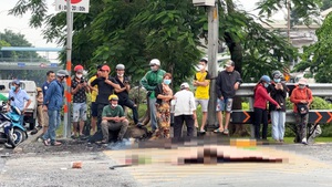 Lại tai nạn với xe đầu kéo lúc ôm cua, một phụ nữ bị cán chết dưới chân cầu vượt Sóng Thần