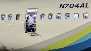 CEO Boeing nhận trách nhiệm vụ máy bay bung cửa trên không