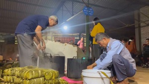 Góc nhìn trưa nay: Gói bánh chưng, trao yêu thương ngày Tết