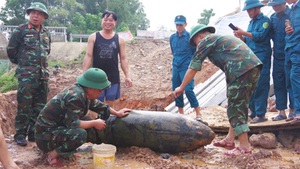 Trục vớt quả bom nặng 250kg còn sót lại sau chiến tranh