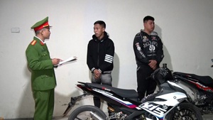 Tạm giữ hình sự 2 thanh niên lao xe máy vào tổ cảnh sát giao thông