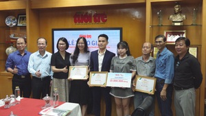 Báo Tuổi Trẻ trao giải  cuộc thi thiết kế logo và slogan kỷ niệm 50 năm thành lập báo