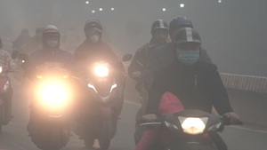Sương mù dày đặc lúc sáng sớm ở Hà Nội, nhiều chuyến bay bị ảnh hưởng
