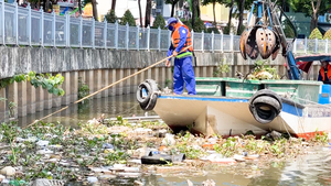 'Giải mã' rác ở kênh Nhiêu Lộc - Thị Nghè từ đâu ra?