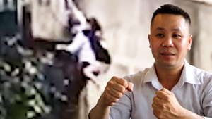 Thấy 2 cánh tay thò ra, liền bám dây chống sét, đạp tường trèo lên cứu người