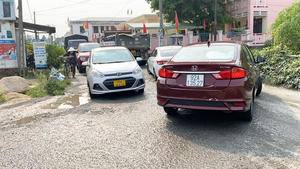 Xe cộ ùn ùn né trạm thu phí, doanh nghiệp BOT kêu cứu vì sắp 'phá sản'