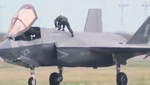 Tiêm kích F-35 Mỹ gặp sự cố, phi công trèo khỏi buồng lái thoát hiểm