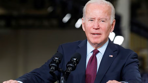 Ông Biden suýt ngủ gục trên sân khấu trong cuộc tranh luận với đối thủ Donald Trump