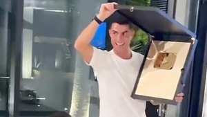 Ronaldo nhận nút vàng Youtube ngay sau khi lập kênh, trong ngày đạt luôn nút kim cương