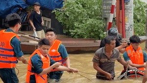 Trực tiếp: Lũ trên sông Hồng tại Hà Nội có khả năng trên mức báo động 2