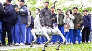 Sinh viên Đại học Duy Tân trình diễn chó robot góp vui tại buổi tư vấn tuyển sinh