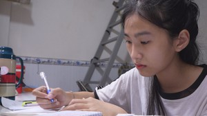 Hà Anh kiên cường bước đến giảng đường giữa muôn vàn khó khăn