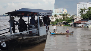 Bến phà Ô Môi nhộn nhịp trở lại, cư dân sông Hậu vui mừng sau nhiều tháng chờ đợi