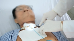 Cứu sống cụ ông bị máy xịt nước áp lực cao cắt sâu vùng cổ ở Tây Ninh