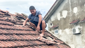 Báo Tuổi Trẻ đã hỗ trợ 1 tỉ đồng để bà con vùng bão Nghệ An, Hà Tĩnh lợp lại mái nhà