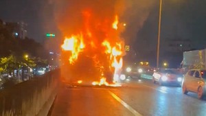 Video xe đầu kéo cháy ngùn ngụt ở đường vành đai 3 Hà Nội