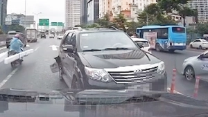 Tài xế say rượu lái ô tô vỡ nát hai lốp, chạy ngược chiều đường vành đai 3 trên cao