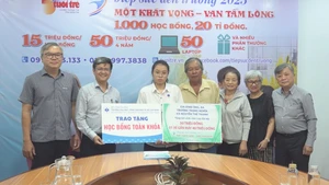 Gia đình luật sư Trương Trọng Nghĩa và ĐH Công Thương TP.HCM tiếp sức sinh viên Lưu Gia Mỹ