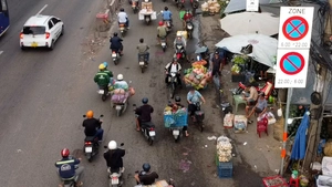 Hàng dài xe máy nối nhau chạy ngược chiều trước chợ đầu mối Thủ Đức