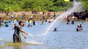 Cả ngàn người tranh bắt cá dưới chân đập tràn khi thủy điện Trị An ngừng xả lũ