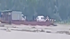 Xử phạt chủ phà chở khách qua sông Hồng lúc sóng to gió lớn, nước chảy cuồn cuộn