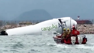 Máy bay Boeing 747 lao xuống biển ở Hong Kong, 2 người trên mặt đất thiệt mạng