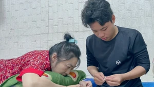 Mẹ liệt chân, cha bỏ đi, nam sinh Cần Thơ làm đủ nghề để nuôi mẹ và quyết tâm đi học