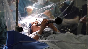 Bệnh nhân Parkinson chơi kèn khi đang phẫu thuật khiến bác sĩ xúc động