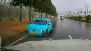 Xử phạt tài xế taxi chạy ngược chiều giữa lúc trời mưa to